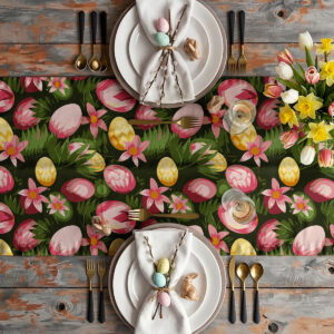 Aranżacja stołu z bieżnikiem w wiosenne pisanki, zastawa w neutralnych barwach i bukiet tulipanów