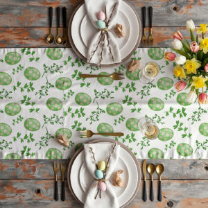 Aranżacja stołu z bieżnikiem, porcelaną, bukietem tulipanów i złotymi sztućcami