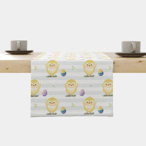 Bieżnik z widocznym motywem wielkanocnych kurczaczków i pisanek na drewnianym stole