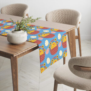 Aranżacja stołu z bieżnikiem i bukietem tulipanów podkreślająca świąteczny, wielkanocny klimat