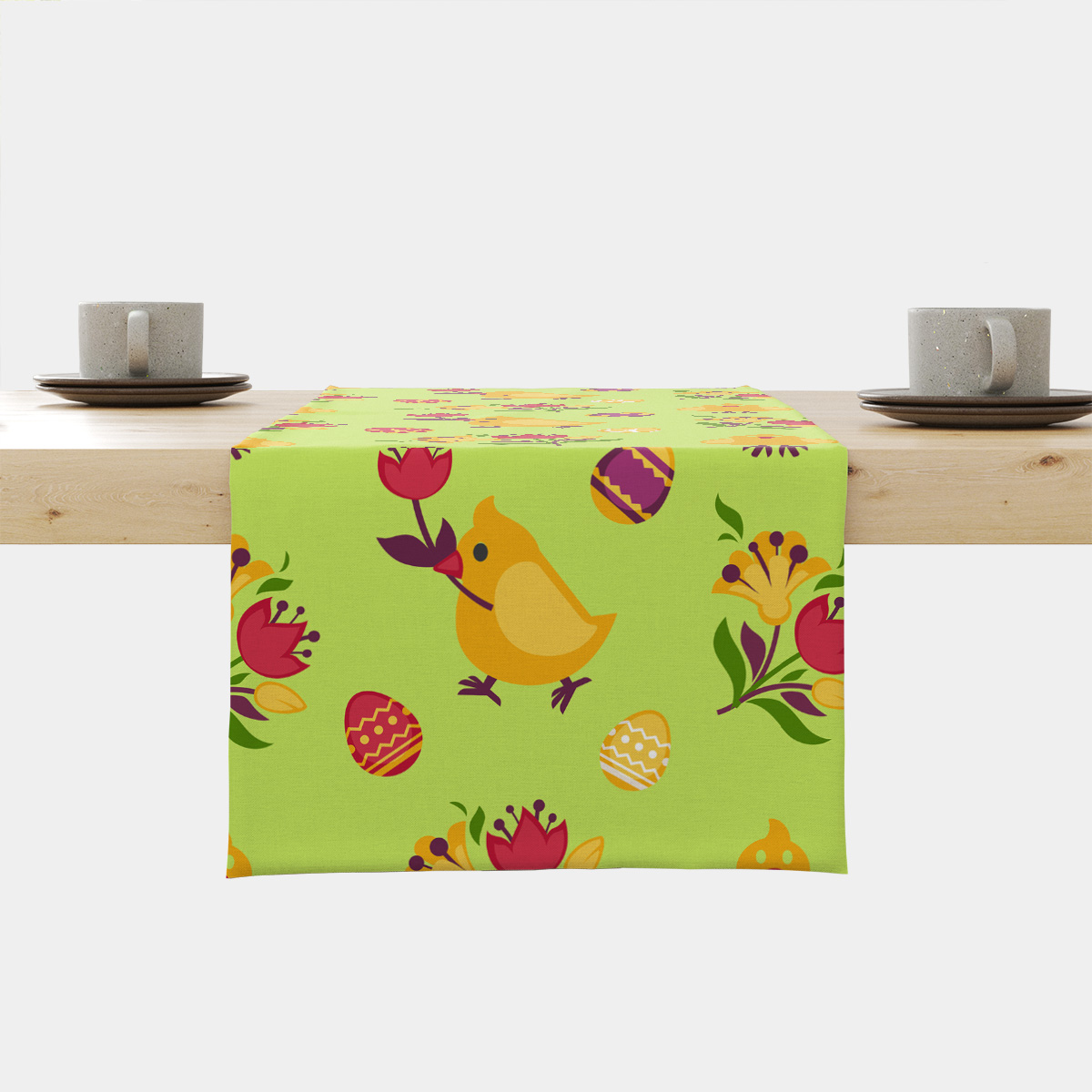 Bieżnik na stole z zielonym tłem ozdobiony żółtymi kurczaczkami, pisankami i kwiatami