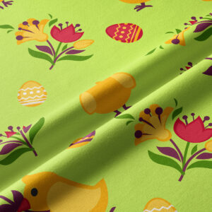 Zbliżenie na strukturę materiału i detale nadruku z kurczaczkiem, pisanką i stylizowanymi kwiatami