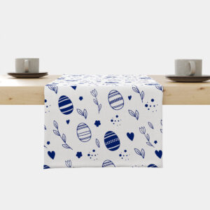 Bieżnik z wzorem pisanków i gałązek w granatowym kolorze na białym tle ułożony na stole