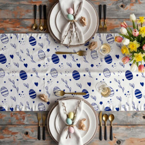 Aranżacja stołu z wielkanocnymi dekoracjami, talerzami i bukietem tulipanów na bieżniku