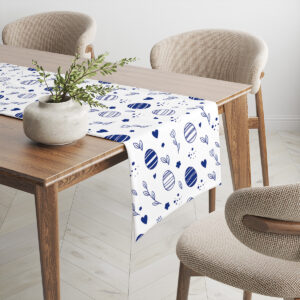 Bieżnik rozłożony na drewnianym stole z doniczką i naturalnymi dodatkami w przytulnej aranżacji