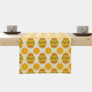 Bieżnik z powtarzającym się wzorem żółtych pisanek i stylizowanych słoneczek ułożony na stole z zastawą