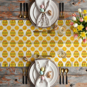 Aranżacja stołu z bieżnikiem, talerzami, sztućcami i wiosennymi kwiatami w kompozycji wielkanocnej