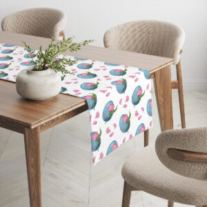 Widok bieżnika na drewnianym stole z doniczką i krzesłami w tle