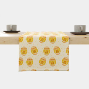 Bieżnik ułożony na stole z wzorem żółtych pisanek na kremowym tle, widok z przodu
