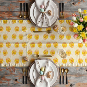 Aranżacja stołu z bieżnikiem, talerzami, serwetkami i bukietem tulipanów w wielkanocnej dekoracji