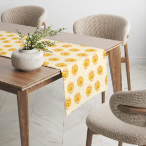 Bieżnik rozłożony na drewnianym stole, widok ukazujący powtarzalny wzór pisanek z boku