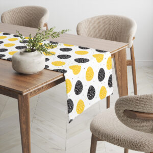 Perspektywa bieżnika rozłożonego na drewnianym stole z wazonem i krzesłami