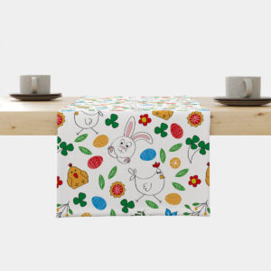 Bieżnik z wielkanocnym wzorem króliczków, kurczaczków i pisanek na białym tle ułożony na blacie