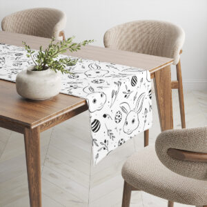 Bieżnik rozciągnięty na stole z dekoracyjnym wazonem i krzesłami w tle