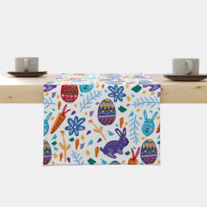 Bieżnik z kolorowym wzorem wielkanocnym z zajączkami i pisankami na drewnianym stole