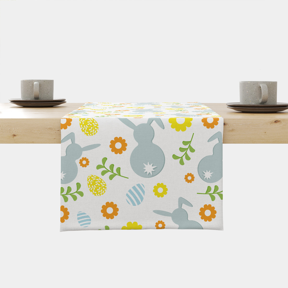 Bieżnik z wzorem zajączków i kolorowych pisanek rozłożony na stole, widok główny