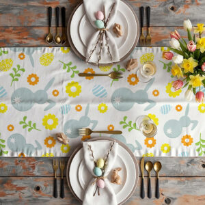 Aranżacja stołu widziana z góry z bieżnikiem, talerzami, sztućcami i wielkanocnymi dekoracjami