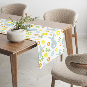 Fragment bieżnika na drewnianym stole z wazonem i naturalną stylizacją wnętrza