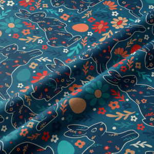 Zbliżenie na tkaninę z detalami zajączków, pisanek i drobnych kwiatów oraz widoczna faktura materiału