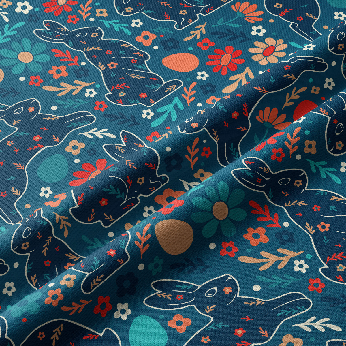 Zbliżenie na tkaninę z detalami zajączków, pisanek i drobnych kwiatów oraz widoczna faktura materiału