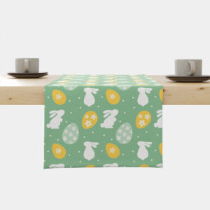 Bieżnik na stole z motywem wielkanocnych zajączków i pisanek na zielonym tle, widok z przodu
