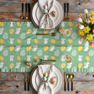 Aranżacja stołu z bieżnikiem, talerzami, serwetkami i bukietem tulipanów oraz żonkili