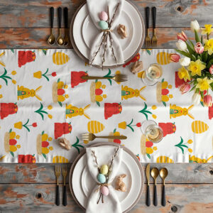 Aranżacja stołu z bieżnikiem w motyw wielkanocny, talerze, serwetki i bukiet tulipanów