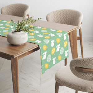 Bieżnik rozciągnięty na drewnianym stole, widok z boku z dekoracją wiosenną