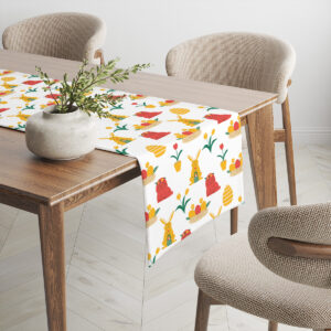 Bieżnik rozciągnięty na jadalnianym stole z dekoracyjną wazą i naturalnym wnętrzem