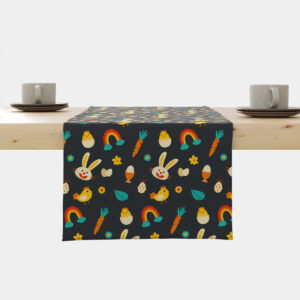 Bieżnik na stole z ciemnym tłem i wzorem zajączków, piskląt oraz pisanek widoczny z przodu