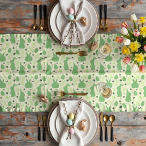 Aranżacja stołu z bieżnikiem, talerzami, sztućcami i bukietem tulipanów oraz dekoracyjnymi pisankami