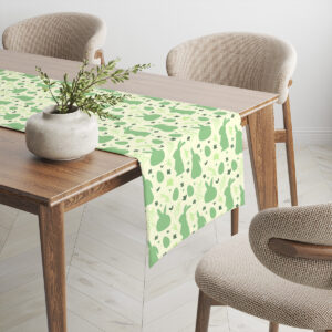 Bieżnik rozłożony na drewnianym stole z wazonem i krzesłem w tle, widok aranżacyjny