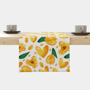 Bieżnik z żółtymi tulipanami i sercami rozłożony na drewnianym stole z dwoma filiżankami