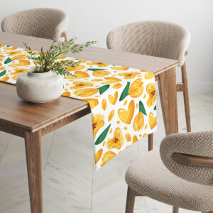 Bieżnik z motywem tulipanów i serc wzdłuż dębowego stołu z wazonem i krzesłami