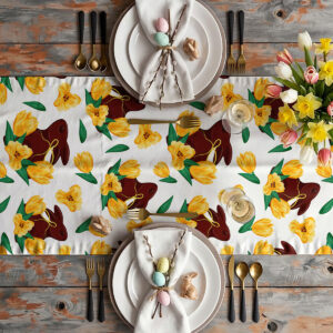 Aranżacja stołu z bieżnikiem, talerzami i bukietem tulipanów w wielkanocnym klimacie