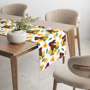 Widok bieżnika rozłożonego na stole z powtarzającym się motywem na jasnym tle