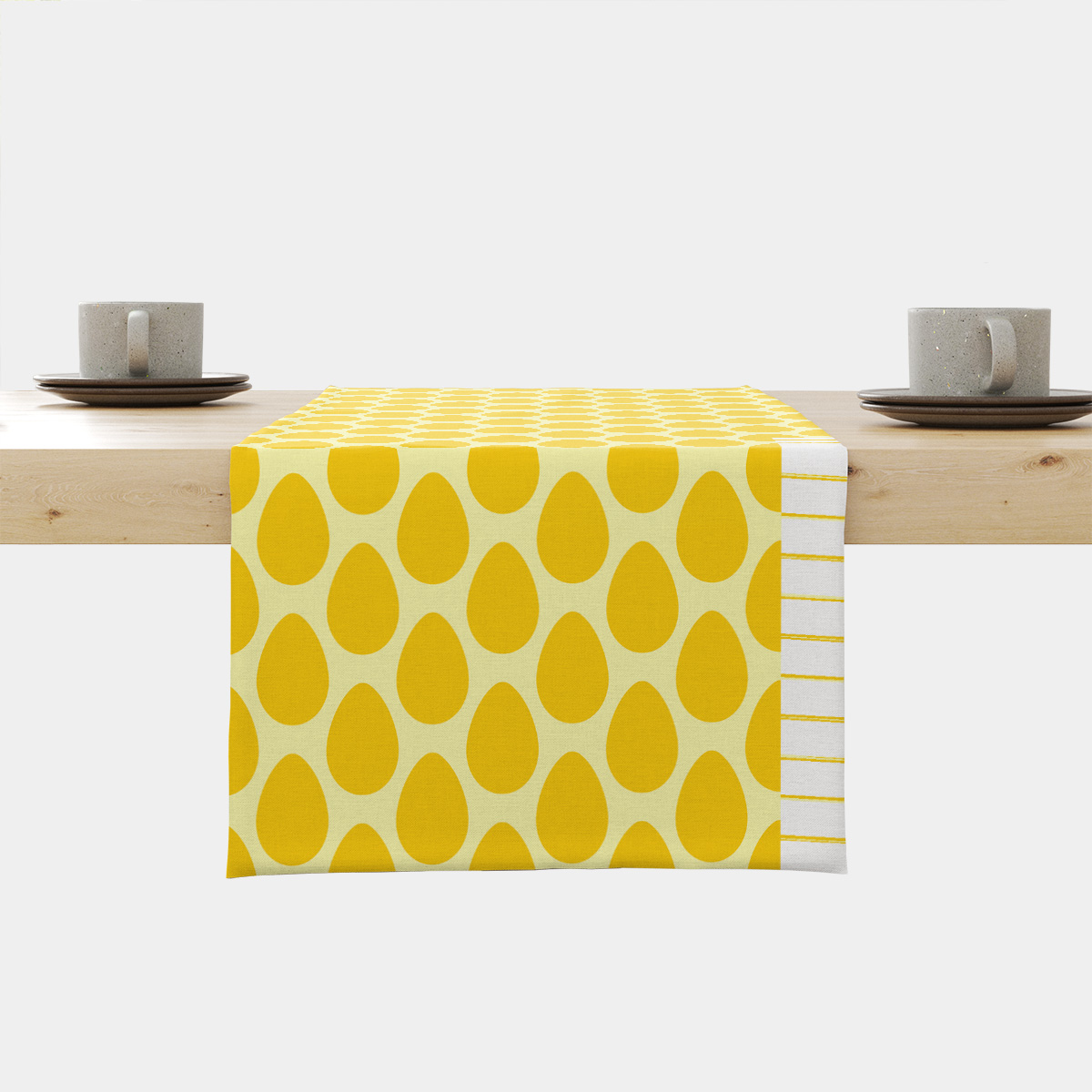 Bieżnik na stole z żółtymi motywami pisanek widok z przodu