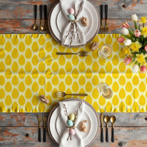 Aranżacja wielkanocnego stołu z bieżnikiem, talerzami i kwiatami