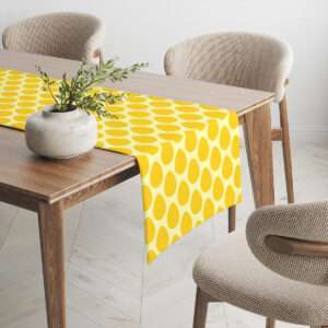 Bieżnik rozłożony na drewnianym stole w nowoczesnym wnętrzu z wazonem