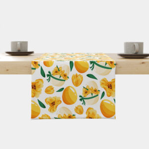 Bieżnik z żółtymi pisankami i wiosennymi kwiatami ułożony na stole, widok z przodu