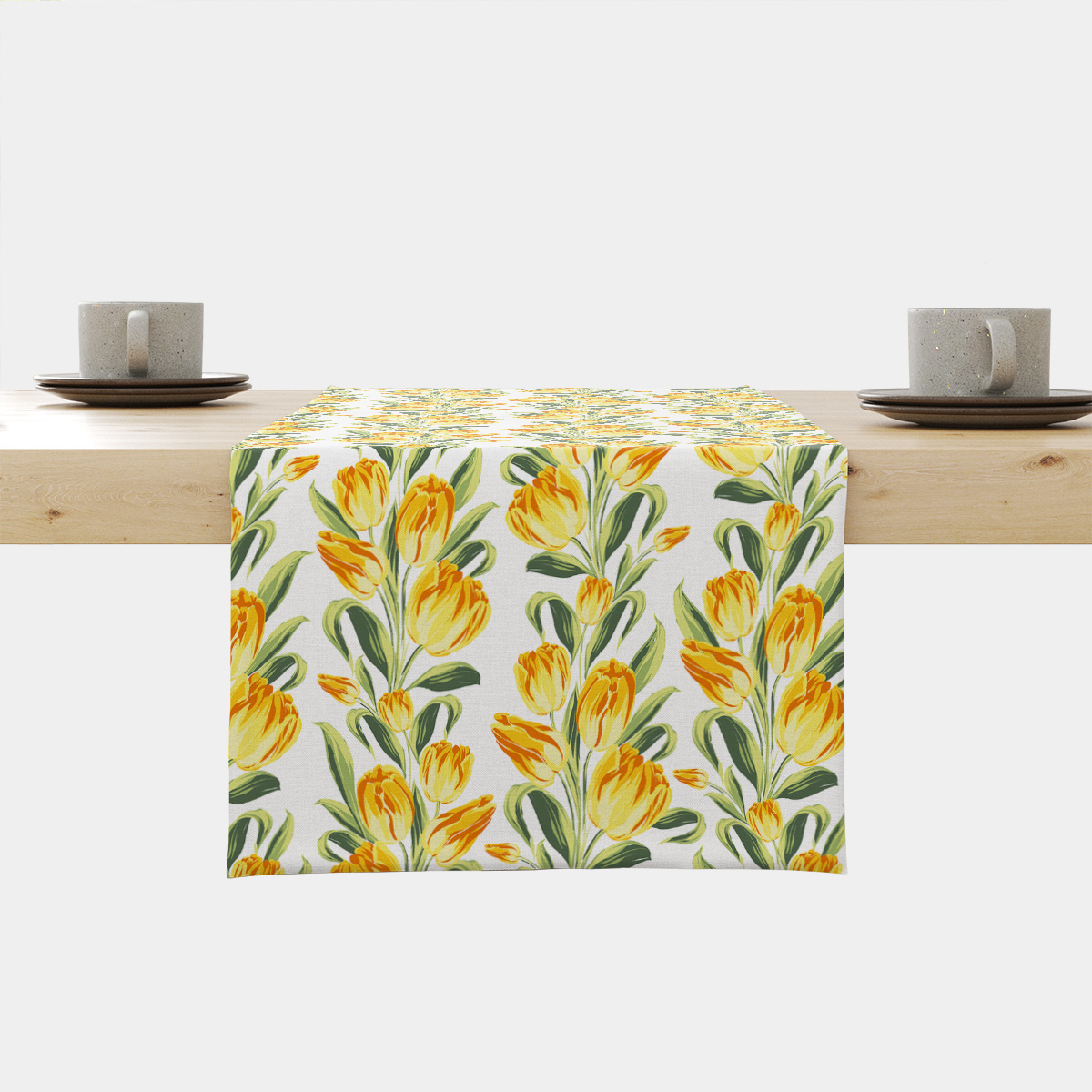 Bieżnik z żółtymi tulipanami na białym tle rozłożony na drewnianym stole, ujęcie główne