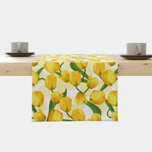 Bieżnik z żółtymi tulipanami na białym tle rozłożony na drewnianym stole, widok z przodu