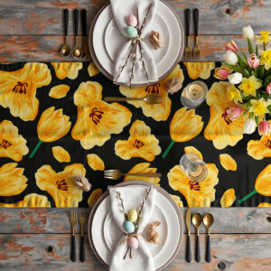 Widok z góry na stół udekorowany bieżnikiem z żółtymi tulipanami i świątecznym nakryciem