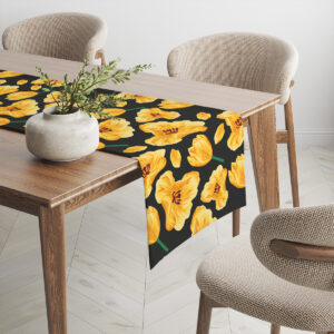 Aranżacja jadalni z bieżnikiem w żółte tulipany na czarnym tle i prostą dekoracją stołu