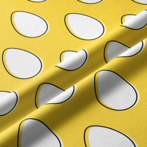 Zbliżenie na tkaninę bieżnika pokazujące biały wzór pisanki i fakturę materiału