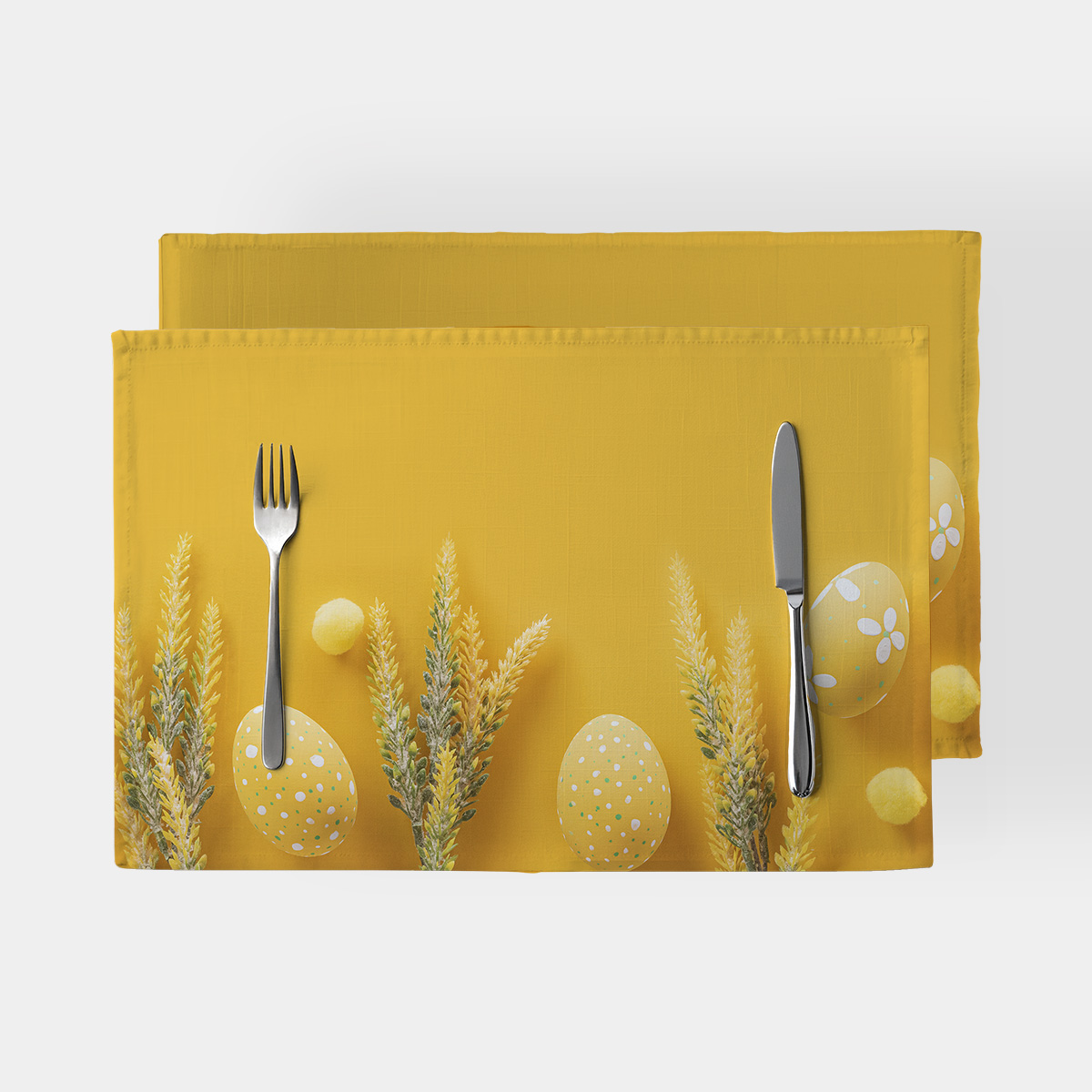 Główne ujęcie: żółta podkładka z motywem nakrapianych pisanek i kłosów