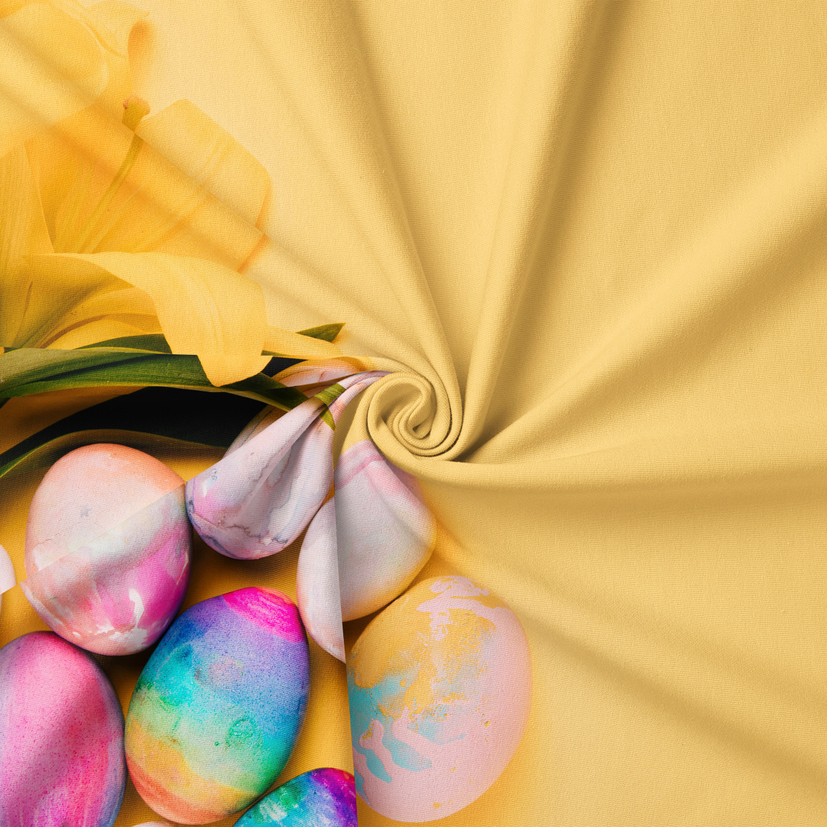 Zbliżenie na fakturę tkaniny i akwarelowe pisanki z fragmentem żółtego tulipana