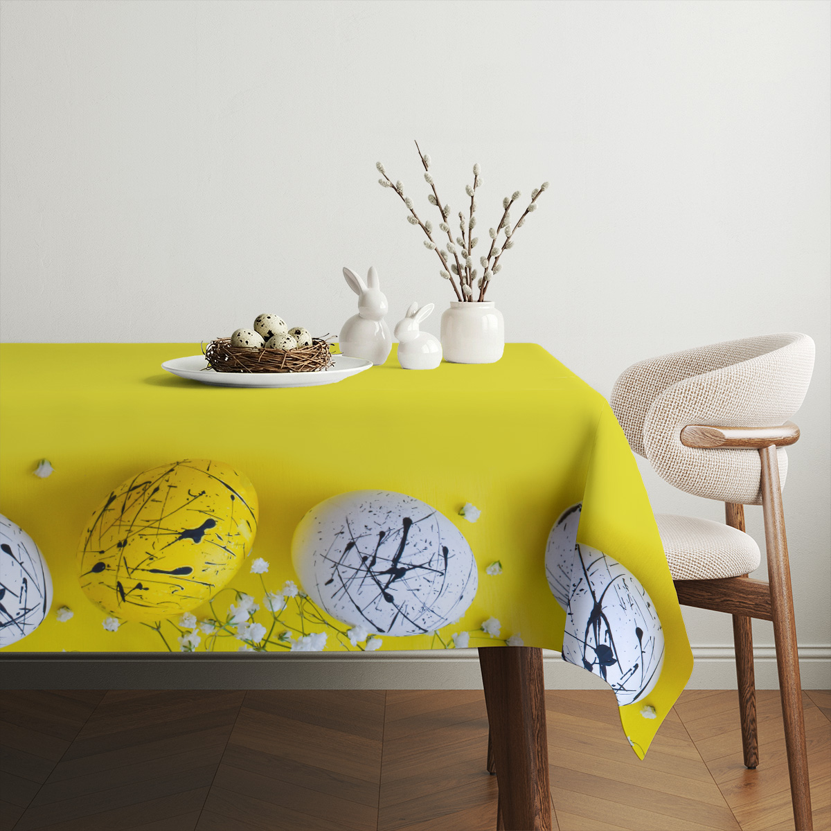 aranżacja stołu z obrusie w żywym kolorze, talerz z gniazdem i delikatne dekoracje na jasnym tle