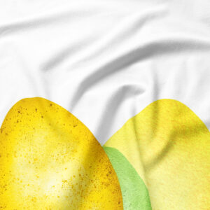 zbliżenie na żółte, akwarelowe pisanki i fakturę tkaniny podkładki