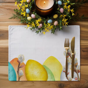 aranżacja stołu z podkładką, wieńcem z mini pisanek i zapaloną świecą